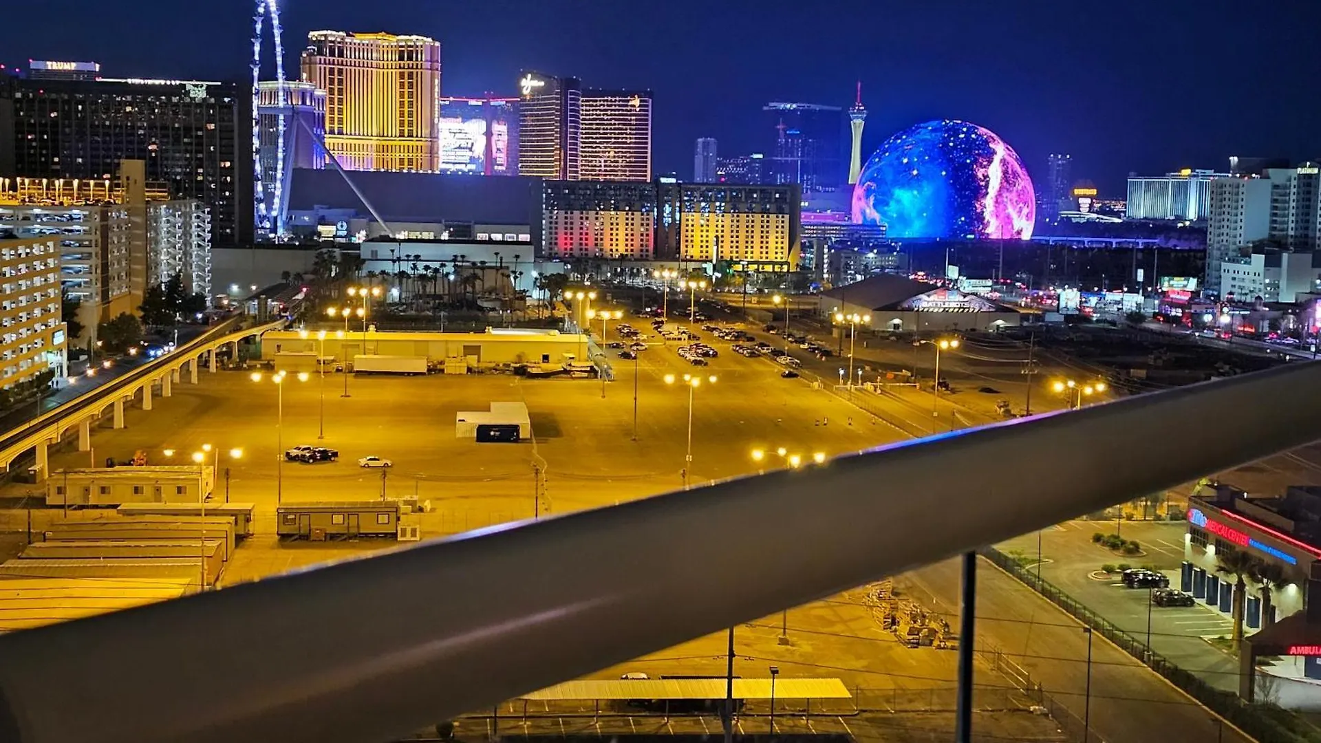 Strip & Sphere View - Separate Living Room - 2 Full Bath - Full Kitchen - Balcony - 900 Sqft - Mgm Signature Las Vegas United States