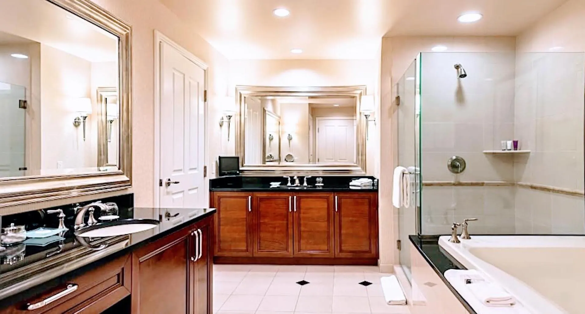 Aparthotel Strip & Sphere View - Separate Living Room - 2 Full Bath - Full Kitchen - Balcony - 900 Sqft - Mgm Signature Las Vegas