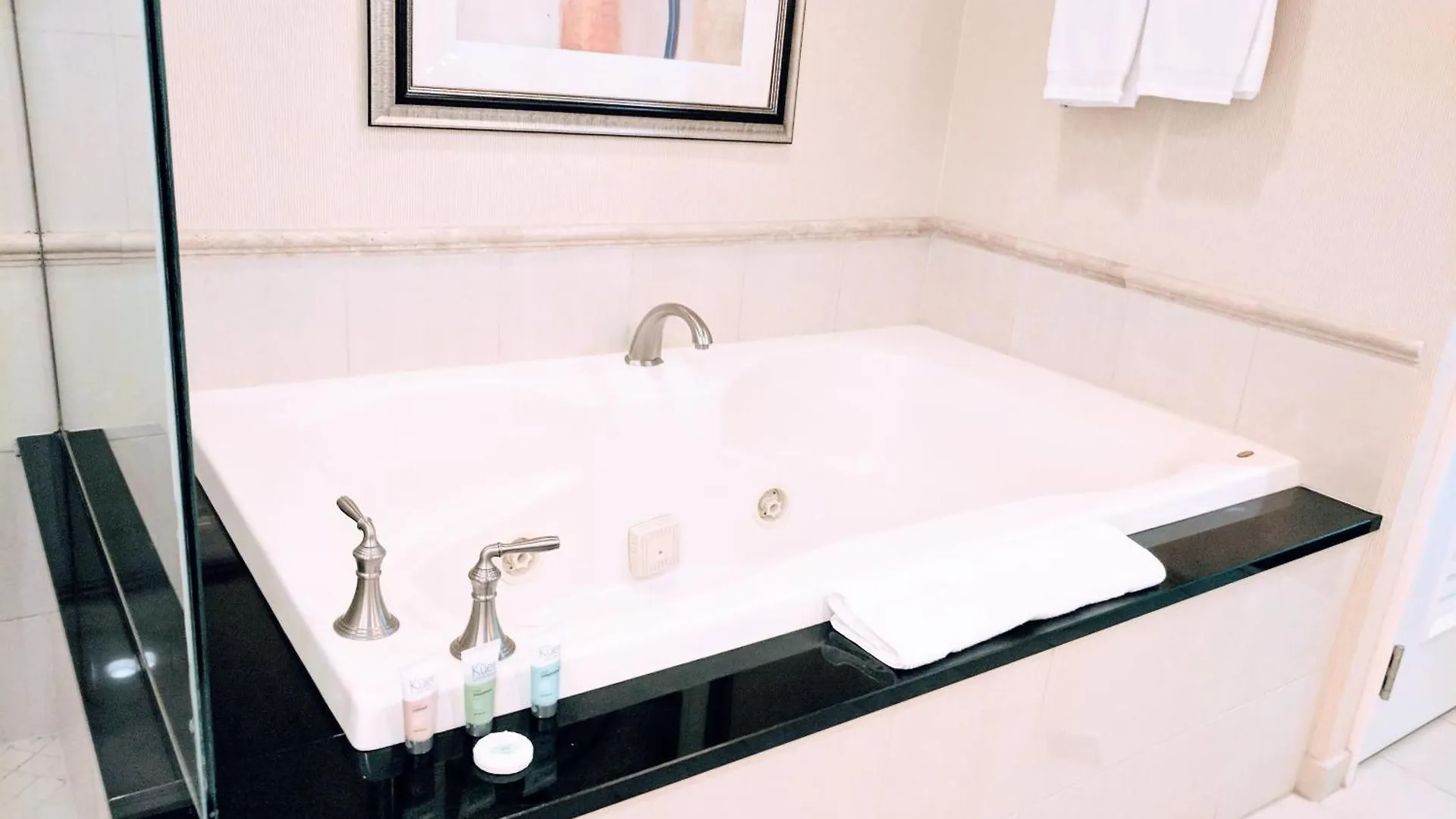 Strip & Sphere View - Separate Living Room - 2 Full Bath - Full Kitchen - Balcony - 900 Sqft - Mgm Signature Las Vegas