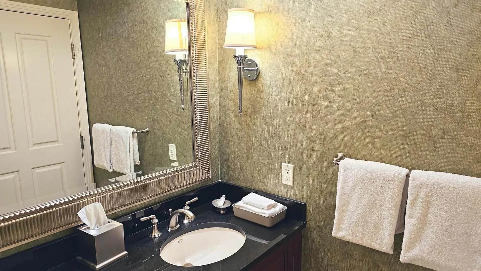 Strip & Sphere View - Separate Living Room - 2 Full Bath - Full Kitchen - Balcony - 900 Sqft - Mgm Signature Las Vegas Aparthotel